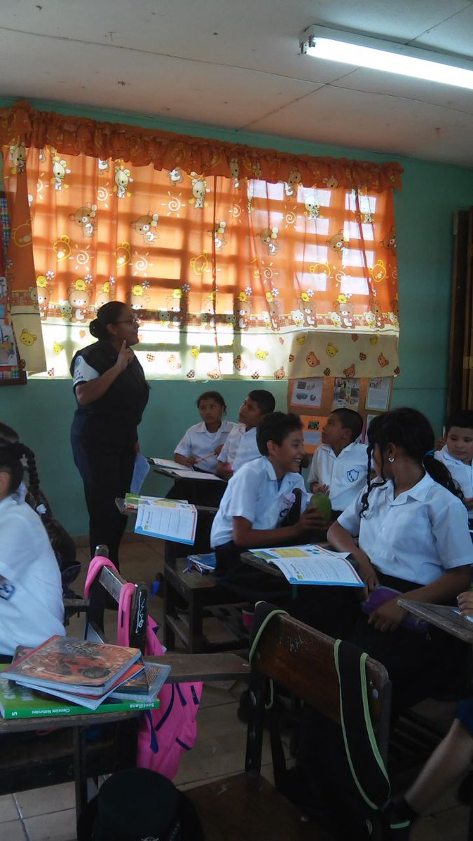 policiadepanama's tweet photo. Continuamos brindando charlas del programa #PIDRO a nuestros estudiantes de la escuela El Macano. #Chiriquí https://t.co/ukejI59zI1