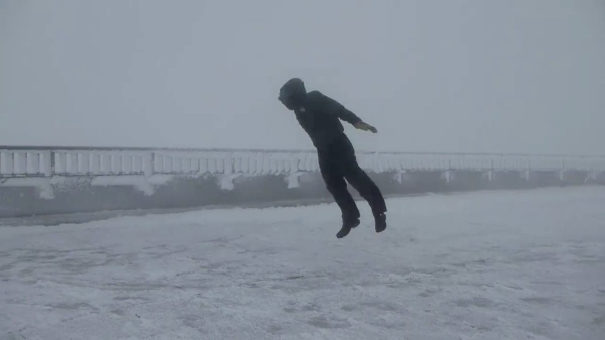 DiscoverMag's tweet photo. 109 mph winds at the top of Mt. Washington make going for a walk a full workout. https://t.co/eaJPKnC5kL https://t.co/DQpX7qEbJE