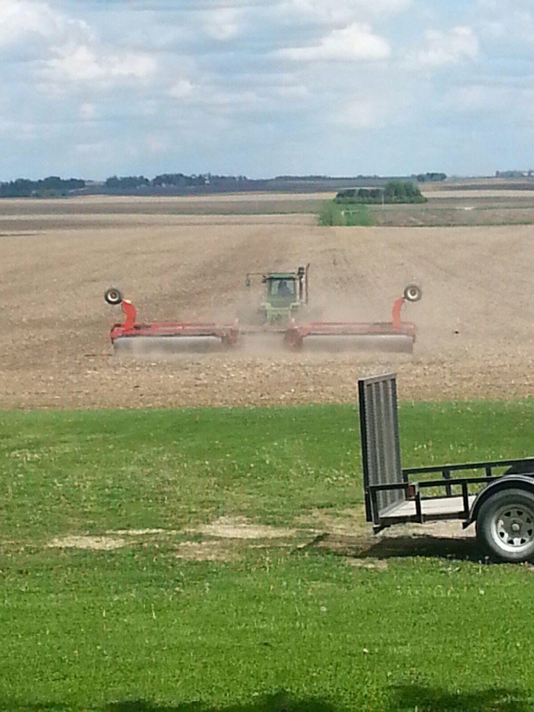 LymanAgSupply's tweet photo. My dad getting hills no-till beans rolled. Anybody else try this? @ChannelSeed #plant16 #rollingbeans https://t.co/OkEJPTmEr3