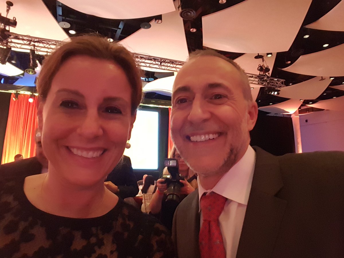 HannahMDavid's tweet image. I can&apos;t cook but I believe in the power of osmosis! With the great @michelrouxjr  #cantcook #cancook #chefpower