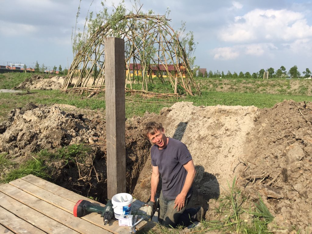 Beeldhouwer Frans van der Ven installeert zijn nieuwste kunstwerk op VINDplaatsZenit. Morgen de opening!