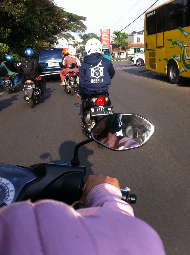 infobdg's tweet photo. Via @marlinkudanil : Mas klo mau ngerokok smbil nyetir abu rokokny telen aja sendiri,ga usah bagi2 #plisatuhlah https://t.co/po8omXdUGV