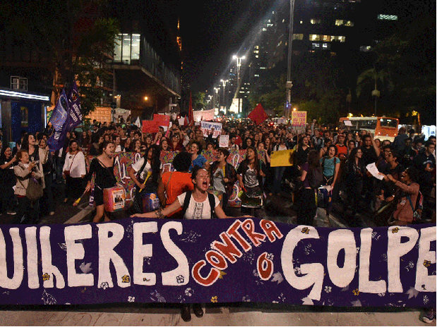 jornalismojr's tweet photo. Ato contra governo de Temer reúne manifestantes na Avenida Paulista. #ProtestoSP #MichelTemer Foto: Nelson Almeida https://t.co/ufuBvSDAPF