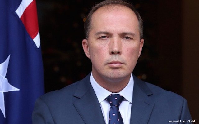 Illiterate Man Takes Australian Job theshovel.com.au/2016/05/18/ill… 
#auspol