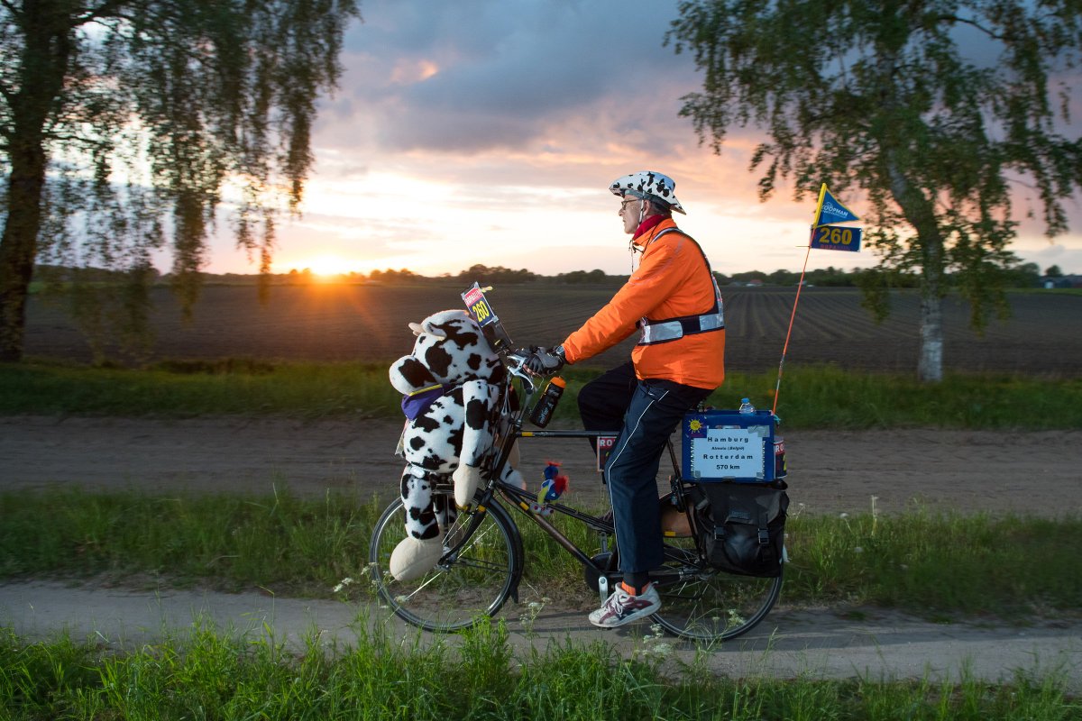 <a href="/willemdijkema/">Willem Dijkema</a> Fietsend in de laatste zonnestralen van de dag te Exel.