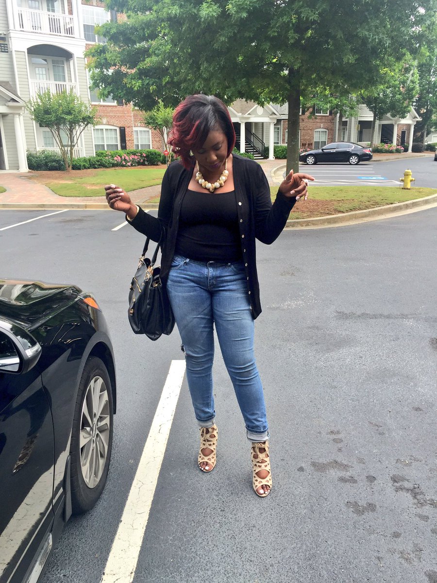 iamCATB_'s tweet photo. #ThotPose ππππ I hate my cousin https://t.co/EKwgZuHnbq