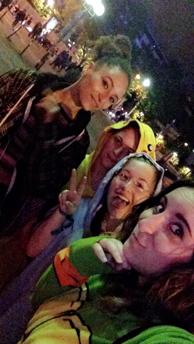 gwenn77's tweet image. Selfie with the unknow girl! So much fun tonight #SLFLParis #slflparis #Paris #5SOSinParis
