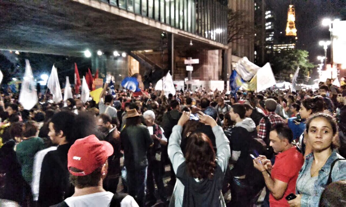 DeFiProject_'s tweet photo. RT MidiaNINJA: #SP Acontece agora na Avenida Paulista ato espontâneo contra o governo ilegítimo de Temer!  #ForaTe… https://t.co/Ut66lk7imk