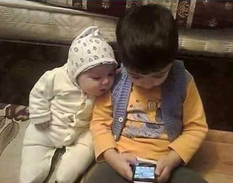 anatamamkada's tweet photo. البنت لما تكون قاعدة جمب 
خطيبها
 وهو بيقلب فى الموبيلDX https://t.co/bl6NKs8aET
