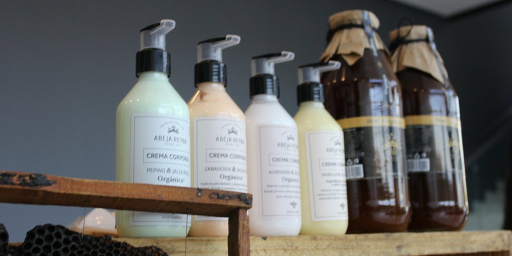 ACGuadalajaraMX's tweet photo. Encuentra en nuestro #ACStore Miel de abeja Orgánica 100% natural y cremas corporales a base de miel y jalea real. https://t.co/SZICQHsnV6