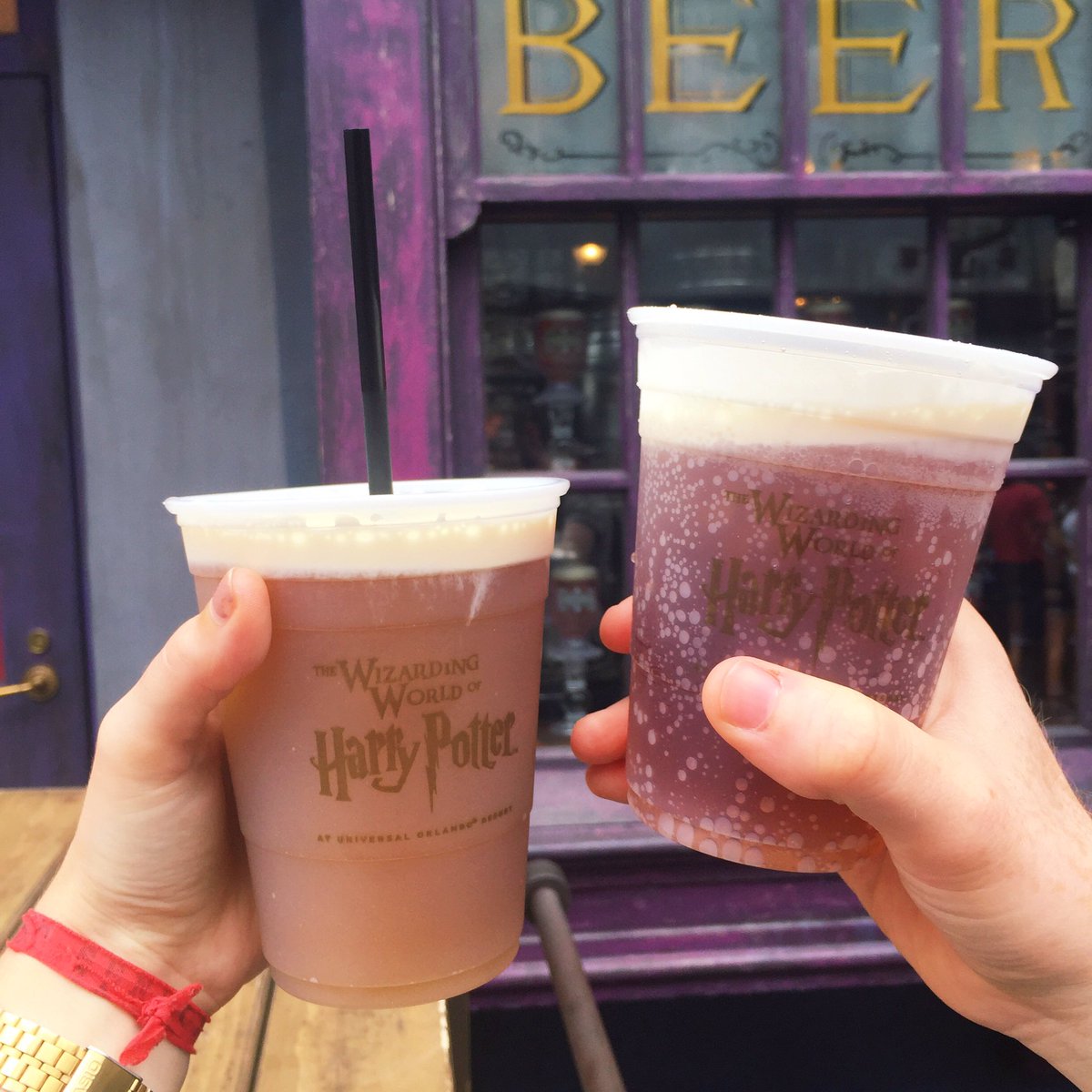 fdseconds's tweet image. Butterbeer on Diagon Alley! 🍻⚡️
