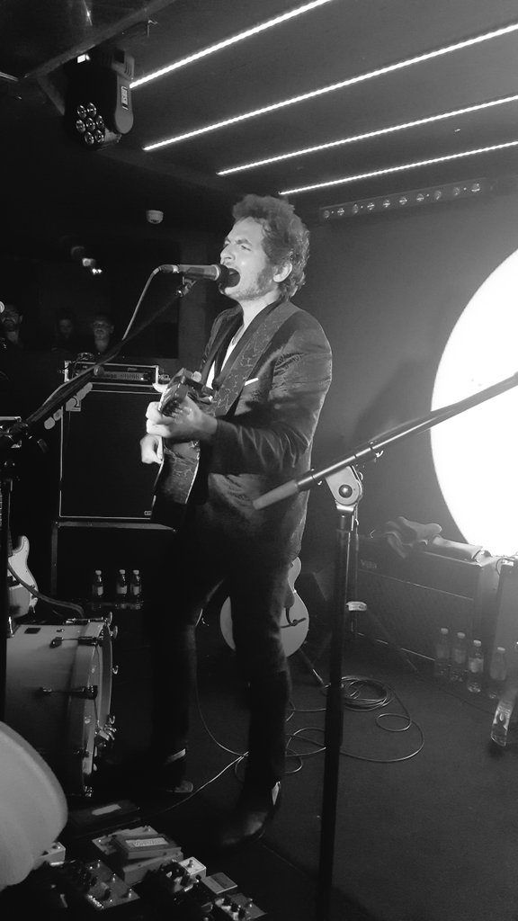 VillaSchweppes's tweet photo. Et quand @M_Chedid chante "Mamma Sam", les invités s'enflamment ! https://t.co/rBBlLbQp7f
