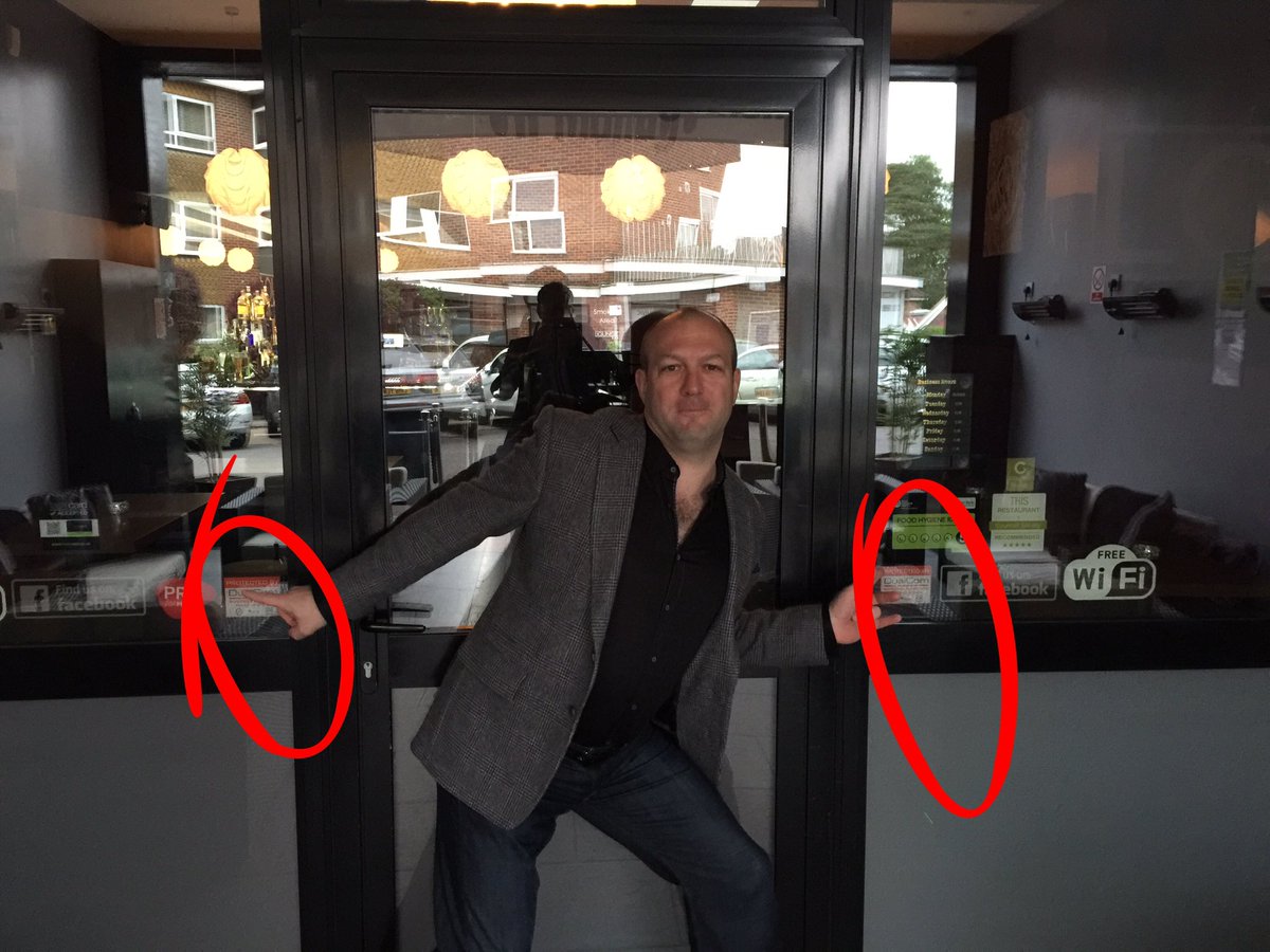 simon_banks1's tweet image. @jim_ludwig pointing out the benefits of Dual Signalling on the high street 😀 #CSLconnectedpartners