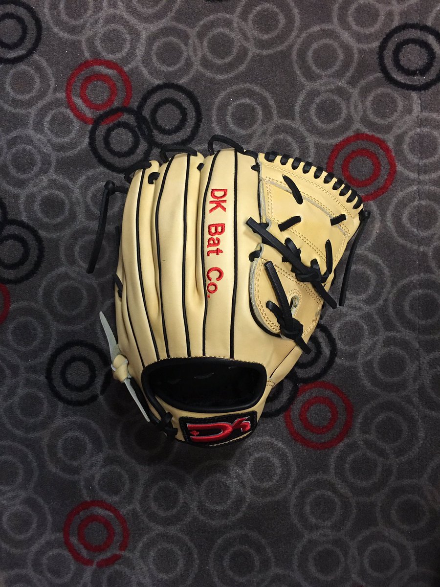 DShred25's tweet photo. Huge huge s/o to @DKBatCompany for the glove. Best looking and best quality glove I've used. Absolutely love it https://t.co/NRSFY5QWQg