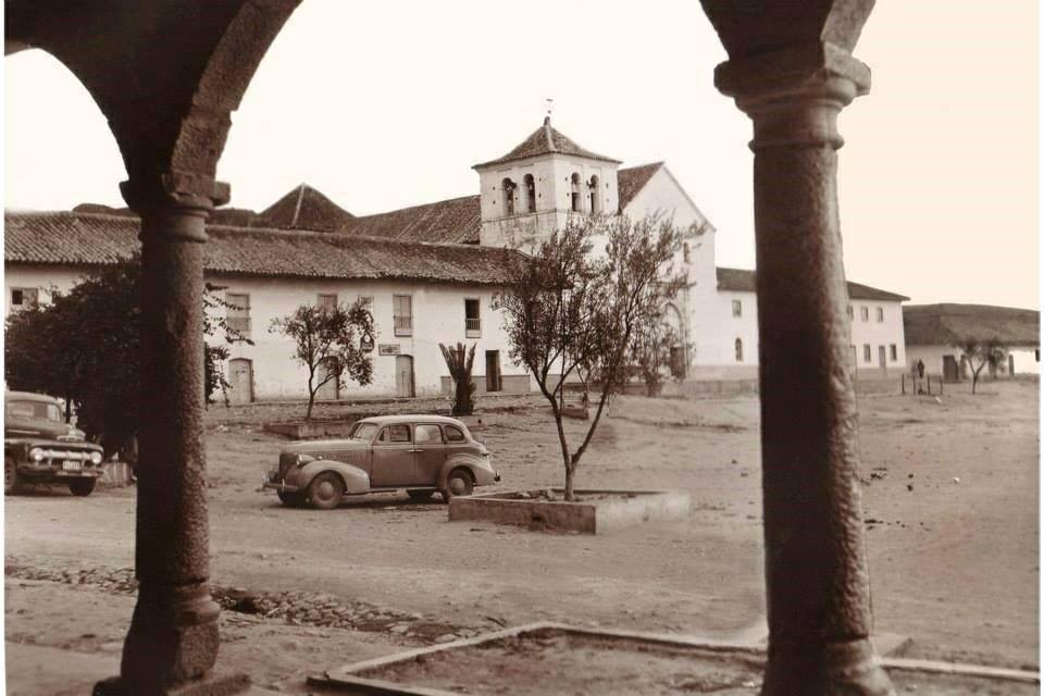 DeepSageApp's tweet photo. Villa de Leyva en el Departamento de Boyacá. Década 1950 #ViajeEnElTiempo Foto de Luis Carlos Orejarena https://t.co/iPf5DwEZqj
