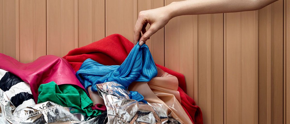 StyleEverywhere's tweet photo. Clean that #closet like a pro! Declutter &amp; make room for #style. #Fashion https://t.co/774XXH34K8 via @Refinery29 https://t.co/dQp0qQ3GyS