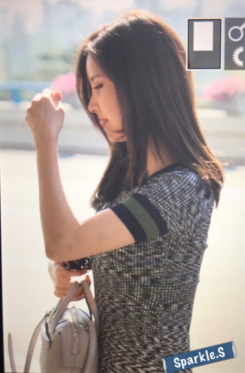 [PIC][18-05-2016]SeoHyun khởi hành đi Bắc Kinh - Trung Quốc để tham dự buổi họp báo cho Movie "So,I Married An AntiFan" vào sáng nay - Page 2 CisrtilU4AA54KU