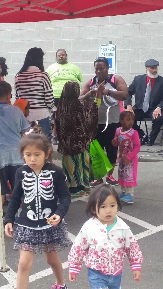 FN_Dar's tweet image. Mrs. Danielle Jackson handing out free raffle tickets for everyone! Come get yours ASAP!