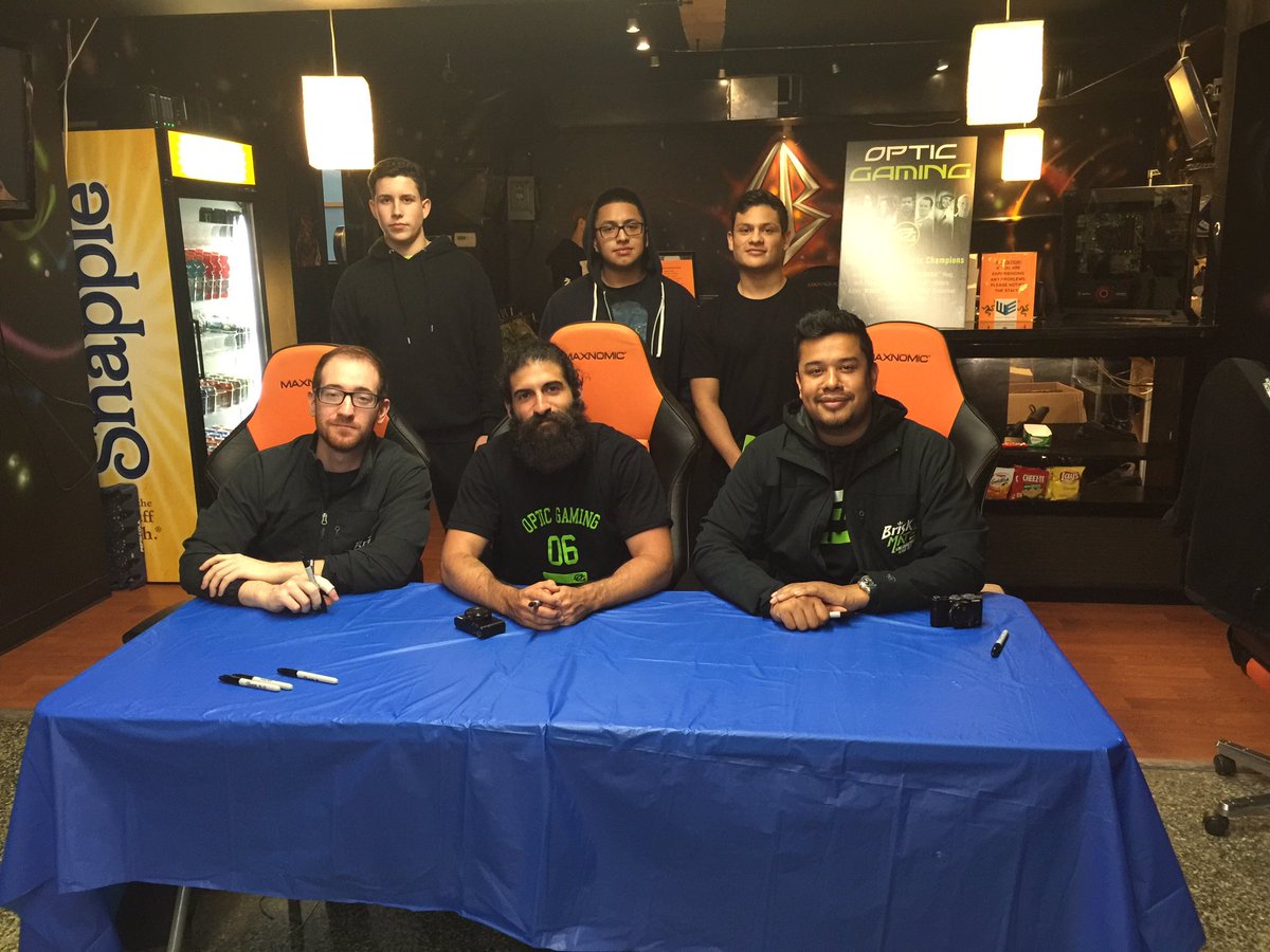 captainXalex's tweet photo. Dope as time meeting you guys 👌🏼@optich3cz @OpTic_BigTymeR @OpTicGaming @OpTicFlamesword https://t.co/hZ5NDwIvoP