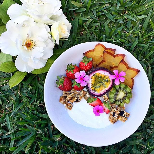 Brekkie inspiration by @nickyward86 featuring cut up pieces of our #EarthBar and gorgeous fresh fruits! 💛