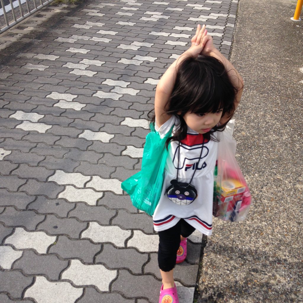 PY_luvs2's tweet photo. 買い物いったときに
肩に荷物かけて落ちひんように
両手あげてるらへんが可愛い🙋 https://t.co/F3QX4nS5Wt