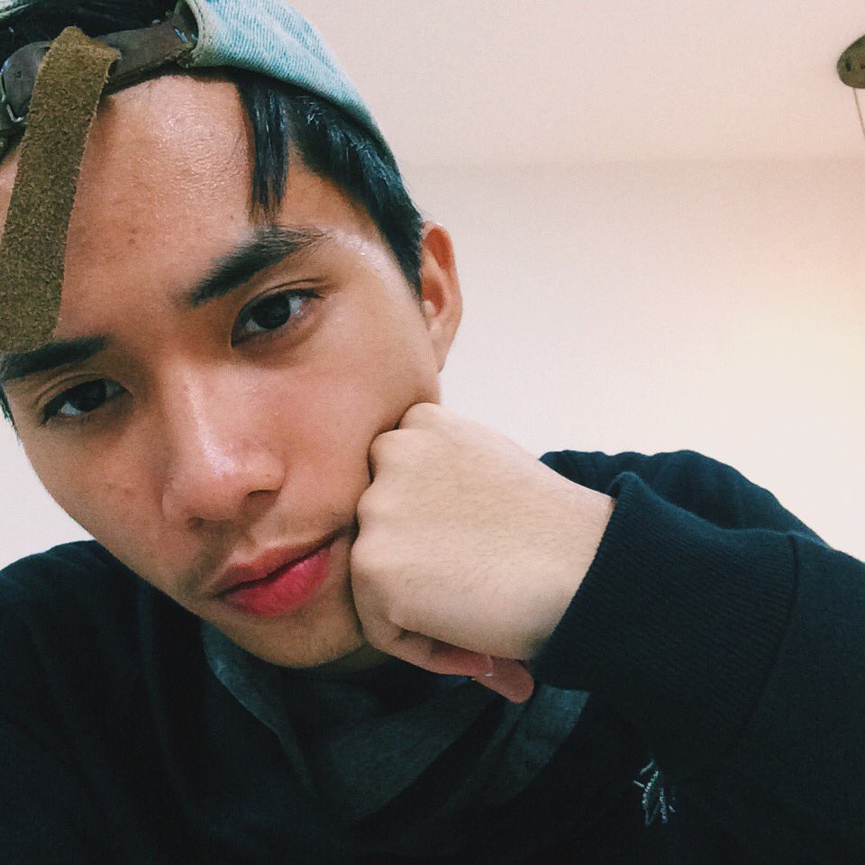 Mangahas29's tweet photo. cold ft. sweater ni randrew https://t.co/vYegCMvQV9