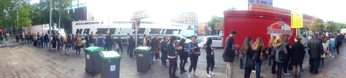 So the first Starbucks in Toulouse opened this morning with iPhone-like lines... #starbucks #toulouse