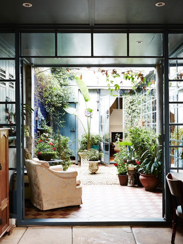 住宅デザイン Com リビング ダイニングの隣の中庭リゾート 一人掛けソファの置かれたテラスの屋外リビング 住宅デザイン T Co Sahoupcent こういう開放的な作りのリビング ダイニング 素敵ですよね こちら