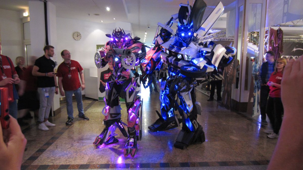 RonaldKah's tweet photo. Episches Transformers Cosplay auf der @fedcon #cosplay #transformers #costumedesigner #FedCon2016 https://t.co/KOKBp3JuSV