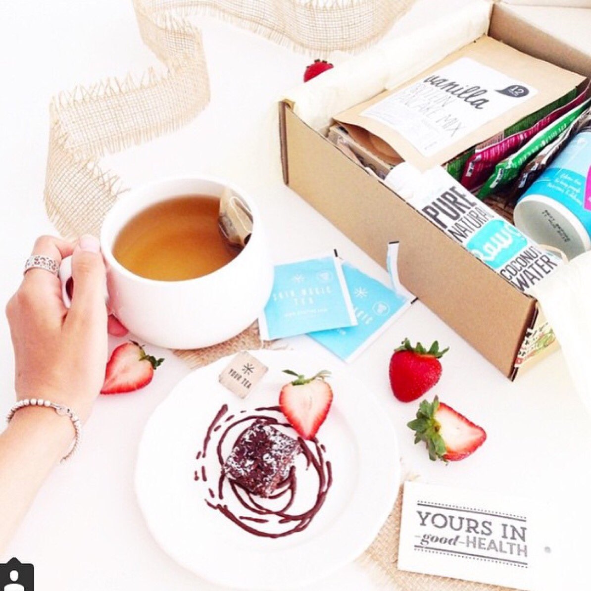 SimplyRawFood's tweet photo. Tea Time! #perfection #teatime #simplyraw #snack #health #healthy #food #foodie #natural #coconut #chocolate https://t.co/qxqfklOSTW