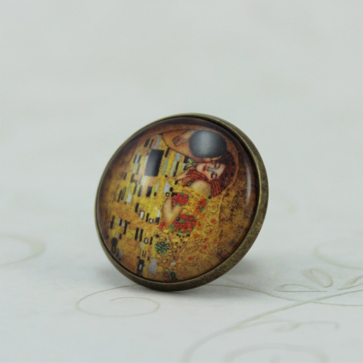 monalaina's tweet photo. The Kiss by Gustav Klimt Pin, Antique Bronze, Vintage Style Pin, Art Pin,… https://t.co/KzJCGsv2gW #etsy #ArtButtons https://t.co/4uDHH1J2qq