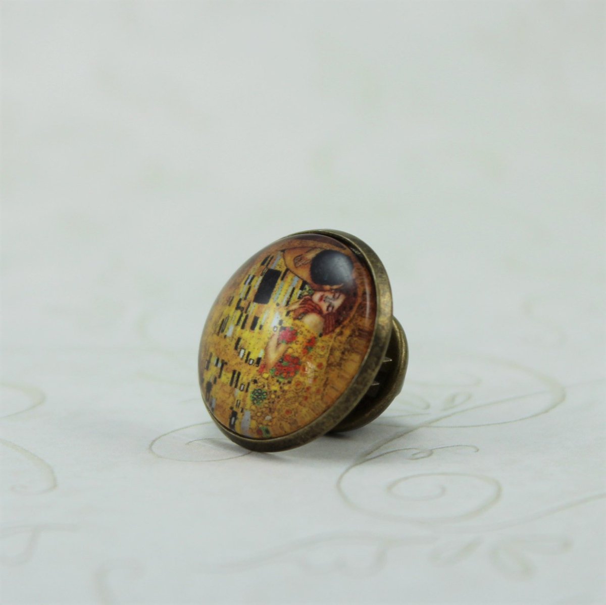 monalaina's tweet photo. The Kiss by Gustav Klimt Pin, Antique Bronze, Vintage Style Pin, Art Pin,… https://t.co/KzJCGsv2gW #etsy #ArtButtons https://t.co/4uDHH1J2qq