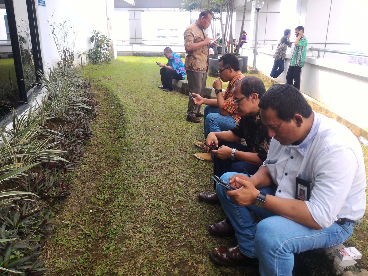 akuk3r3n's tweet photo. Budaya Digital..absensi dlm Rapim TREG2 sdh jd culture 
#RapimQ2TR2 
#LivingTheTelkomWayTreg2 https://t.co/PnEOraTrFr