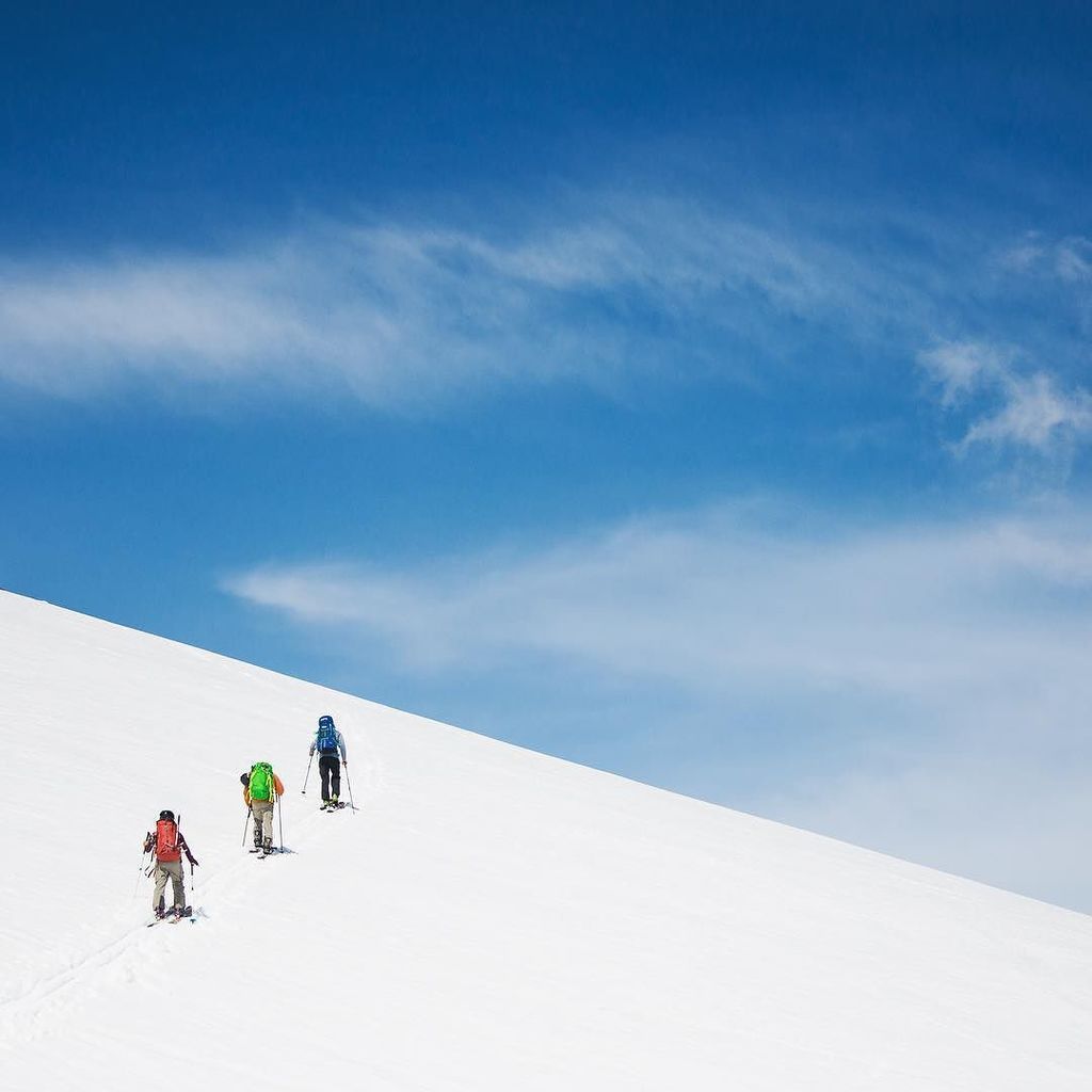 MarcinLachowicz's tweet image. zachdoleac | 🗻 | One foot in front of the other. | #volcanoseason #springturns @eddiebauer… j.mp/1WDD48w