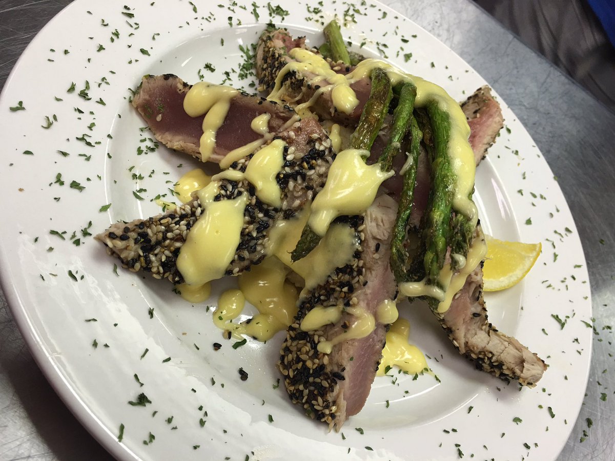 OIFCompany's tweet photo. Fresh black fin tuna! Pan seared with a creamy hollandaise sauce. #DinnerSpecial 😍😎 https://t.co/QV31tvaW0P