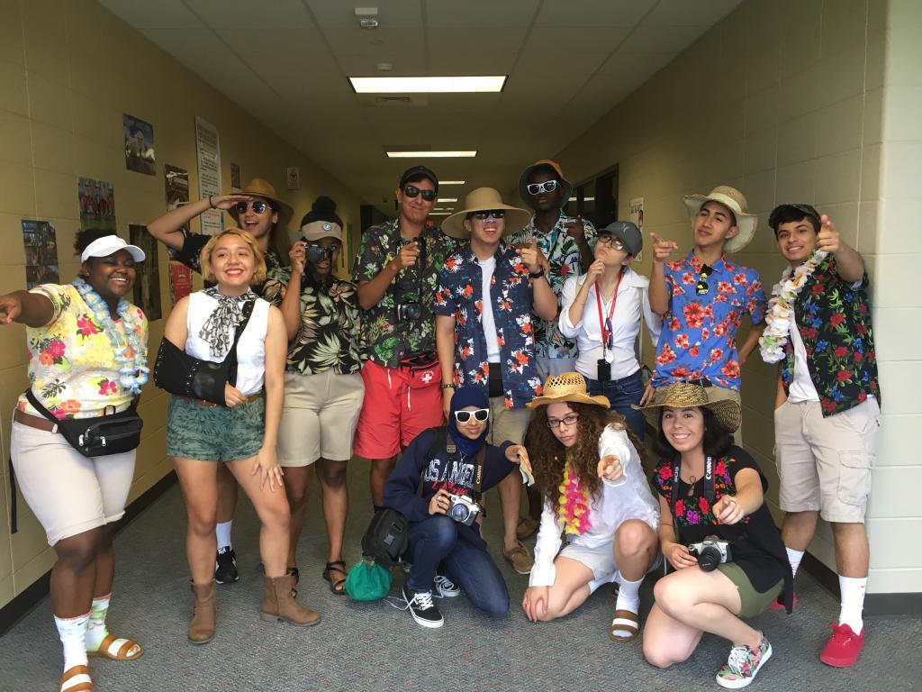 aracelmichii's tweet photo. #KfSeniorWeek tourist day 🏝 https://t.co/Tw9rkJL4ml