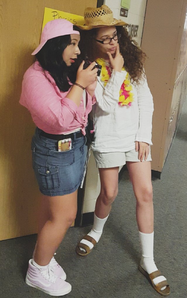 aracelmichii's tweet photo. #KfSeniorWeek Tourist day 🏝 https://t.co/gSVwYFS23E