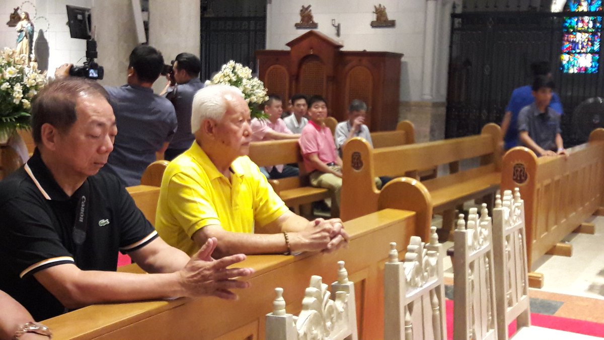 I_will_flourish's tweet photo. @TheMayorLIM goes to Cathedral before filing electoral protest at Comelec @manila_bulletin https://t.co/Ni84Nf4L9o