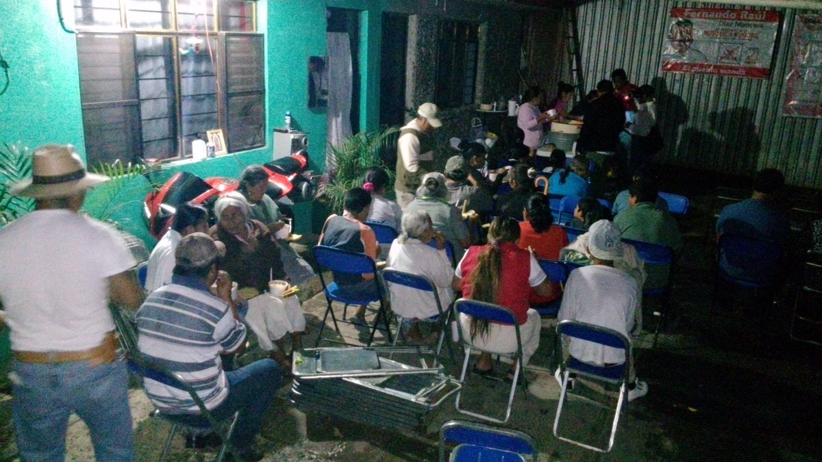 RaulDiazMancera's tweet photo. Esta noche nos reunimos con lideres de diferentes colonias de #SantaLuciaDelCamino para platicar y convivir @PSDOax https://t.co/0Hkt5XEkvo