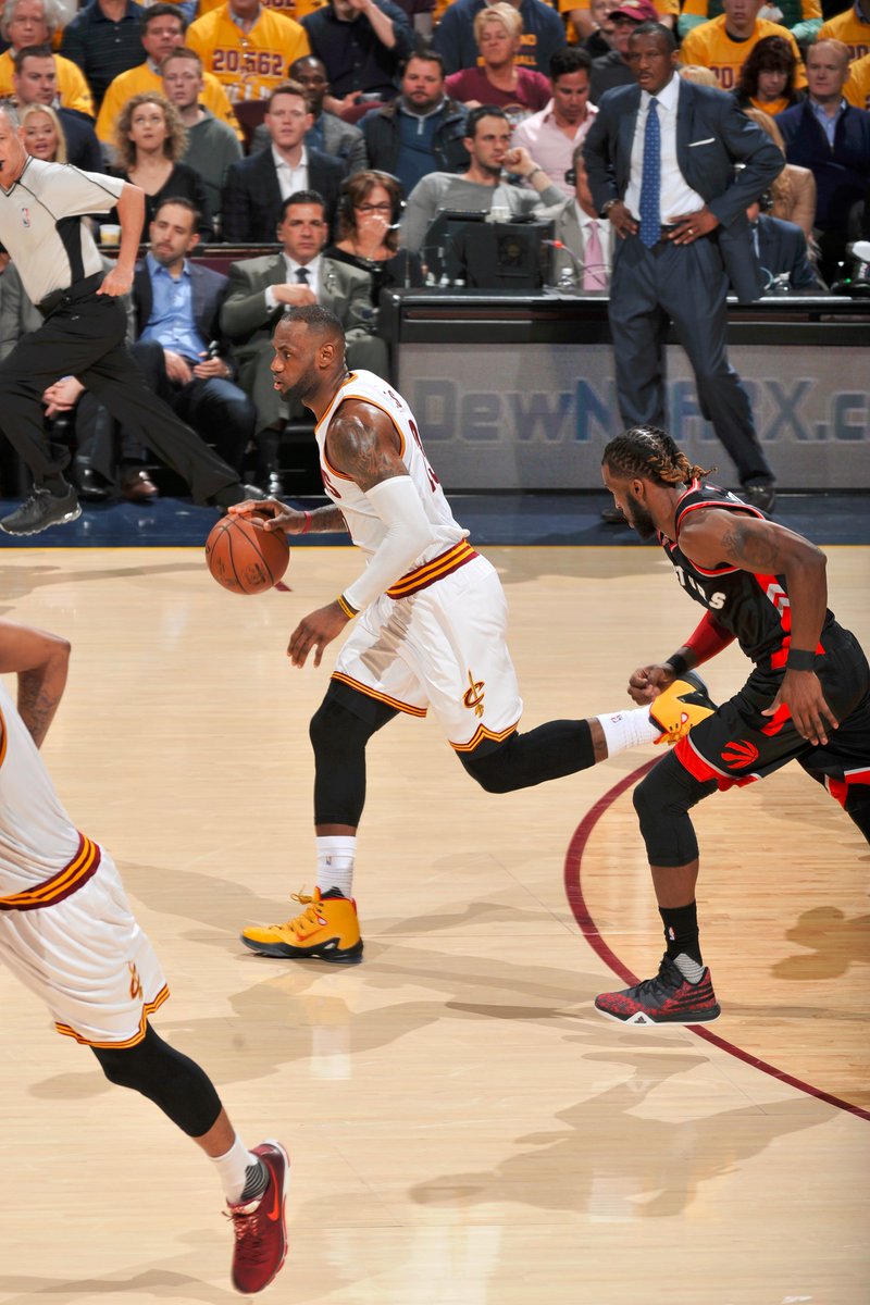 NBA's tweet photo. LeBron controls the tempo w/ 22 PTs on 10-12 FG as @Cavs hold a 79-56 advantage over @Raptors on @ESPNNBA. https://t.co/Ac5bom57ET