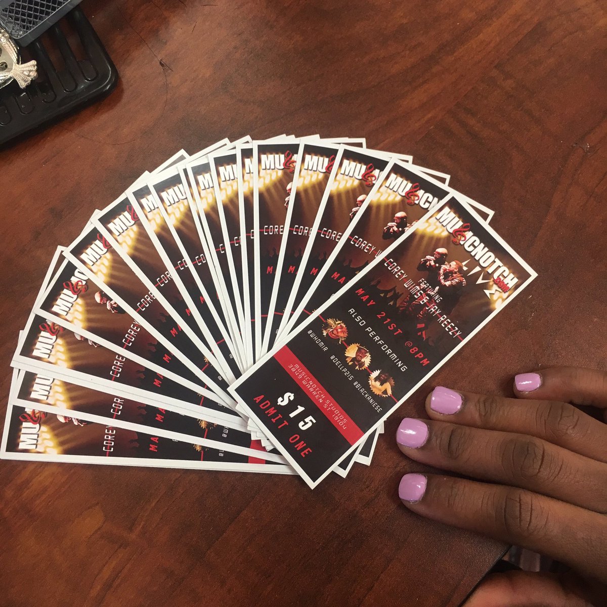 Shania215's tweet photo. Who need tickets for the show? https://t.co/oUZGbMtyzG