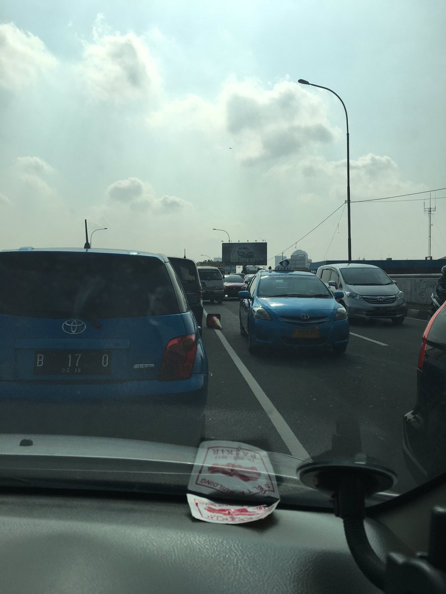 Pak pol 6 org jaga d tarakan tp tau ga kalo jalur kontraflo ancur bngt tadi? Arah kluar tol di sabotase smua jalur!