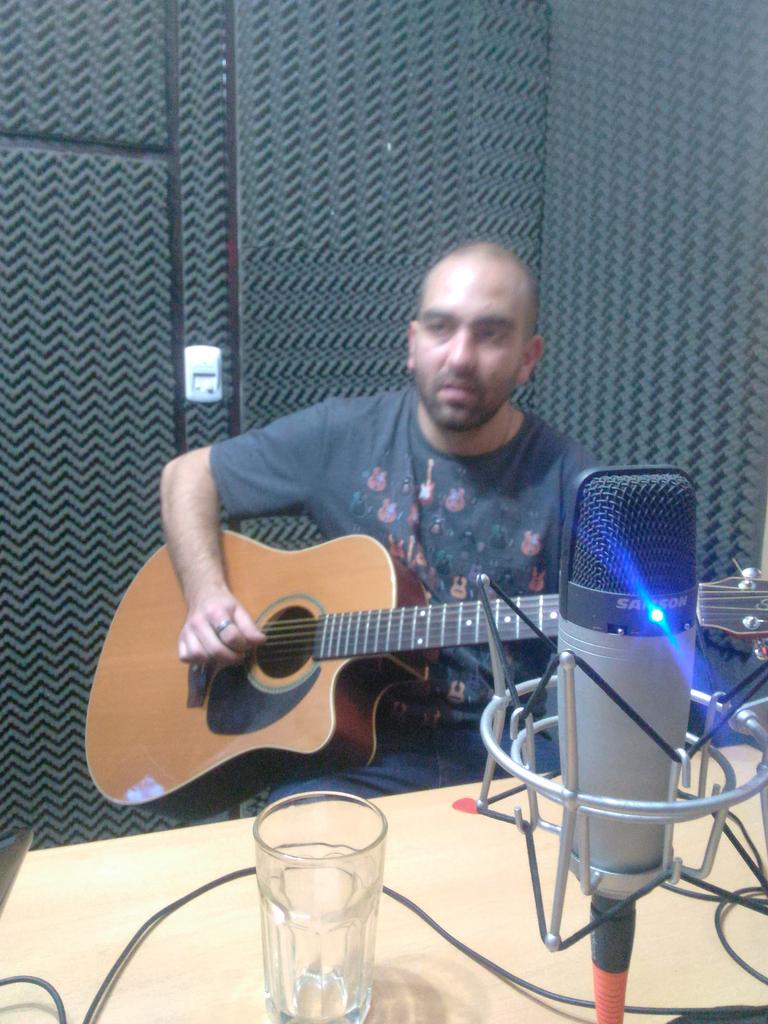 radioloquede's tweet photo. @Agustin_eddlp @eddlp_oficial "Disculpame mi negra, no es que no quiera cantarte..." #MaxiDeDelirio #Programa102 https://t.co/suea4icWdM
