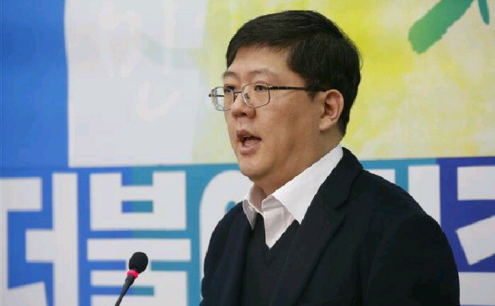 a01068639981's tweet photo. 김홍걸 “전두환, 발포 명령 안했다? ‘살육’ 지휘관에 훈장 왜 줬나” https://t.co/oWbhp1TUfR https://t.co/QsqHxPZq9I