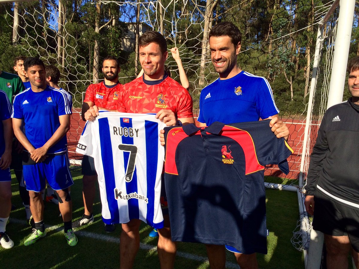 RealSociedad's tweet photo. Se han acercado los jugadores de rugby 7 para ver nuestro entrenamiento, a ver qué tal le damos! 🏉😀 #LaLigaWorld https://t.co/lMbXyWVZSt