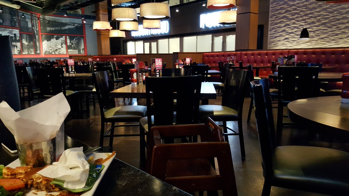 Surfindwater's tweet photo. @DaveandBusters we are the only ones here..why the bad service? #wheresourfood #badservice #ourwaitressisgone https://t.co/eITW0jFLLo