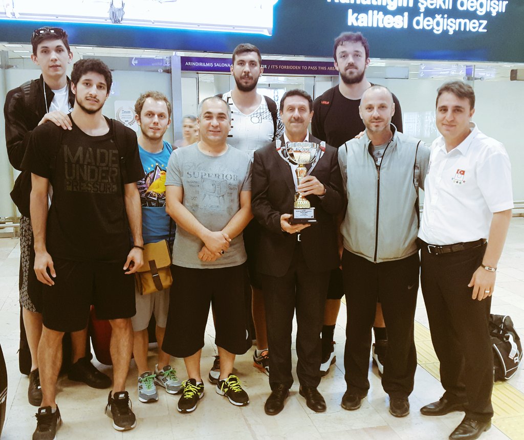 Türkiye Şampiyonu olma
Başarısı gösteren <a href="/fatihedutr/">Fatih Üniversitesi</a>
BasketbolTkm Havalimanında
Rektörümüz <a href="/MuhitMert/">Tekin Mert Muhit</a> beyle
Birlikte