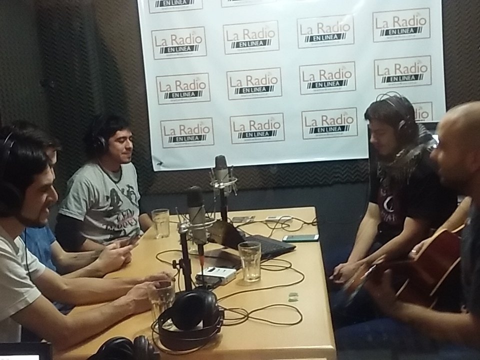 radioloquede's tweet photo. Y vamos cerrando el programa con otro acustico de los amigos de @eddlp_oficial #programa102 https://t.co/7kUQRZxhiF https://t.co/W56kq3IafD
