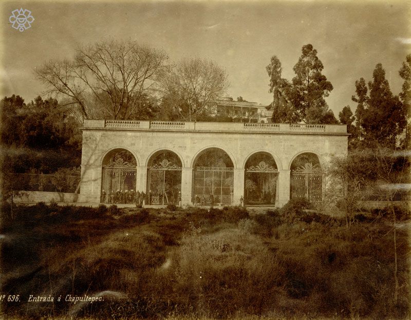 cultura_mx's tweet photo. ¡Buenas noches!
¿Reconoces esta entrada? 
La @FototecaINAH nos muestra cómo era Chapultepec cerca de 1880. https://t.co/NxQ0R2gikk
