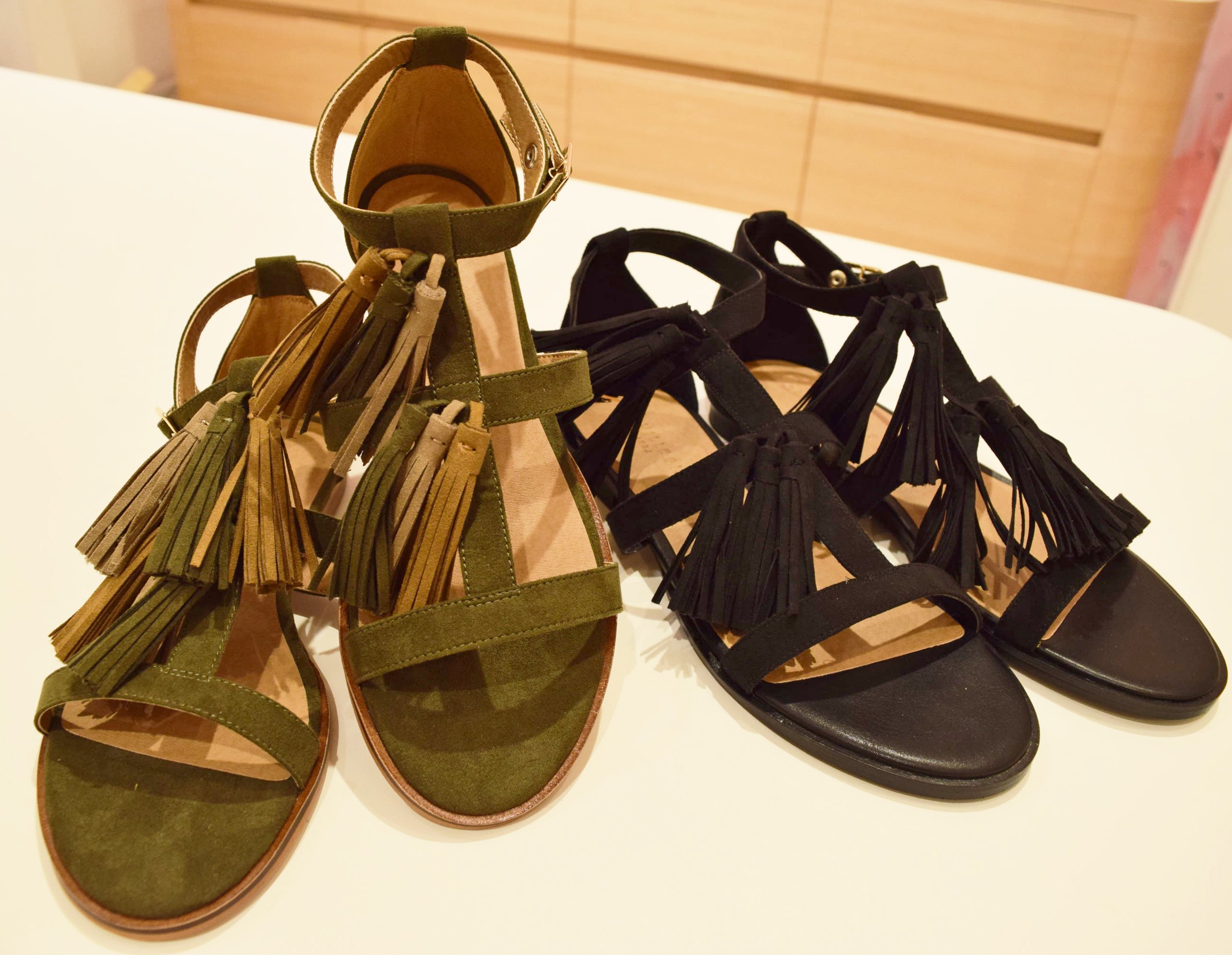グランツリー武蔵小杉 2階 Randa Rosso の タッセルフラットシューズ をご紹介 スエードタッセルがポイントの サンダルで トレンドのボヘミアンファッションを足元から取り入れられます ちょっとしたお出かけや 海などのレジャーにもおすすめですよ